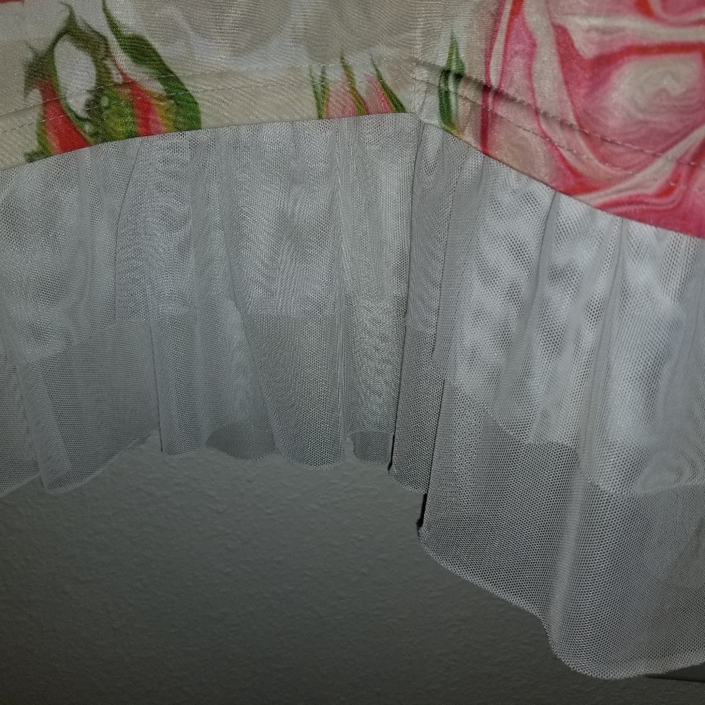 Women Tops - Picture 2 of 4